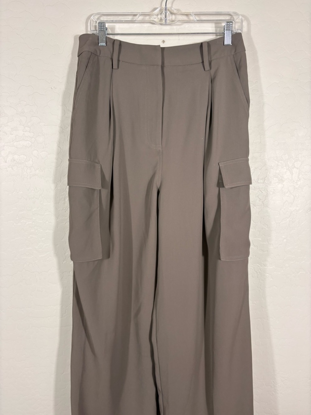 NWOT ASTR Denison Pleated Cargo Pants Size Medium Warm Grey - Picture 6 of 9